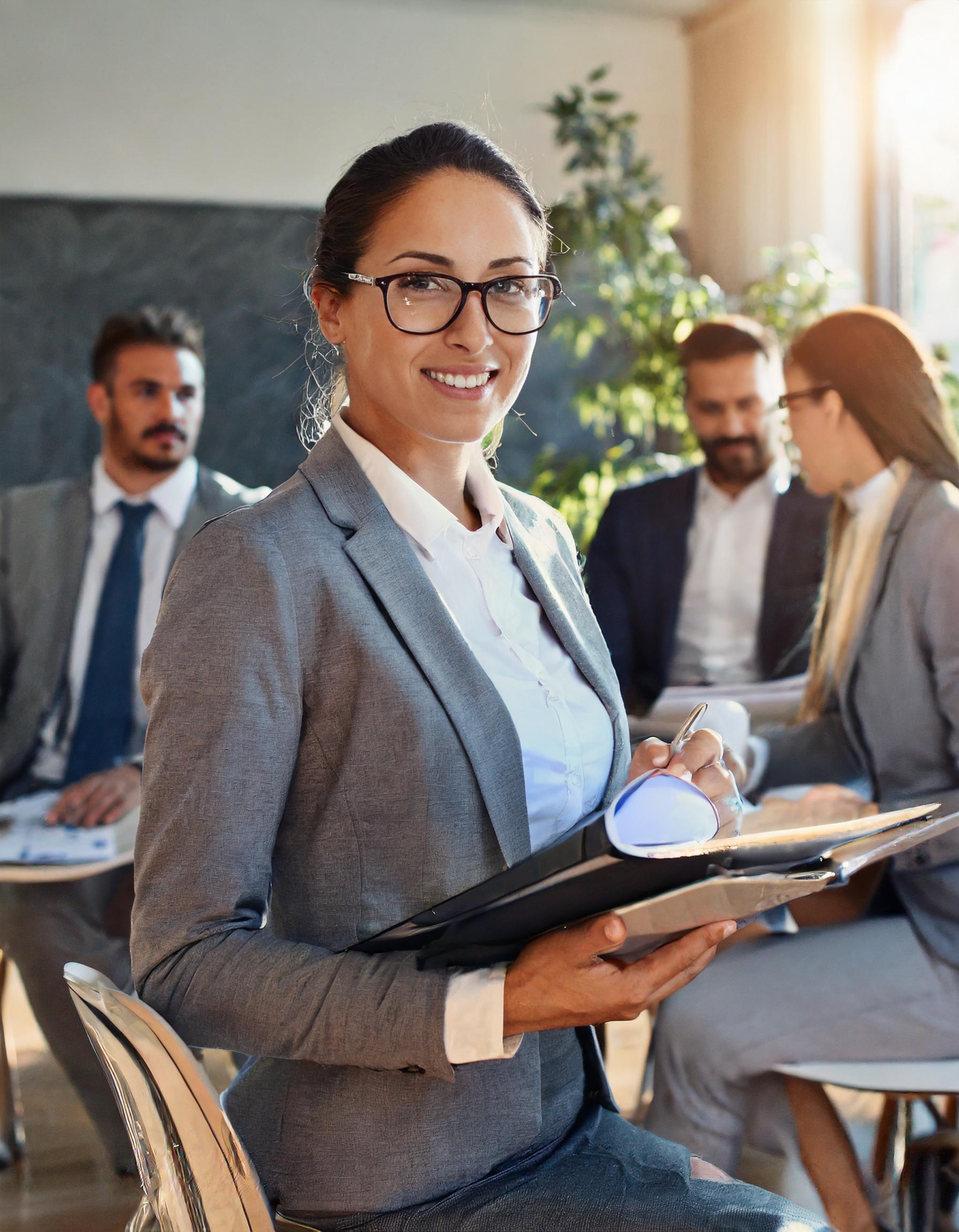 Person mit Akten, professionelles Auftreten