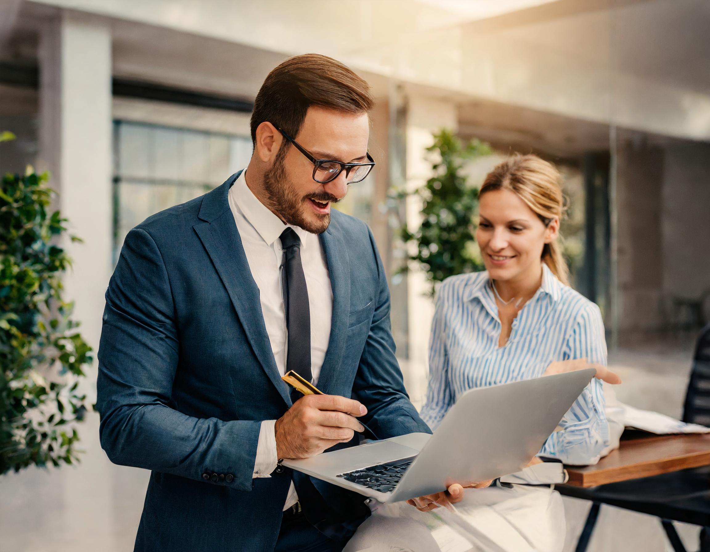 Person mit Laptop, fokussierter Blick