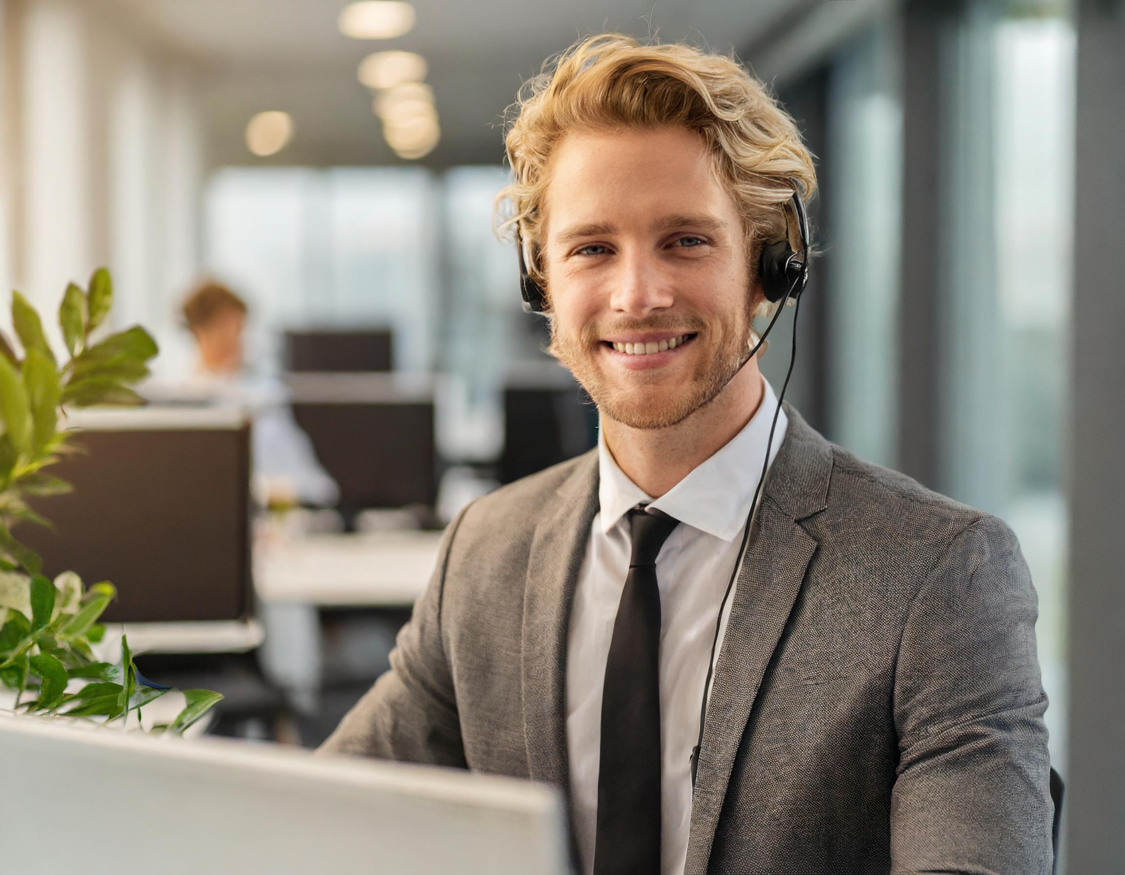 Person im Business-Outfit, freundlicher Ausdruck